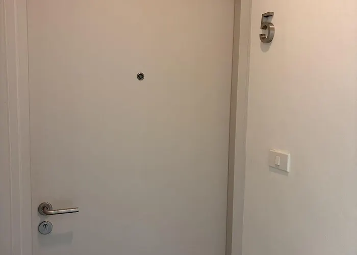 2 Bed & 2 Bath Suite, 5th Floor Apartment *